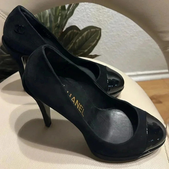 Chanel Black Suede Platform Pumps w/ Patent Leather Cap Toe + CC Logo size 38.5 - Picture 4 of 16